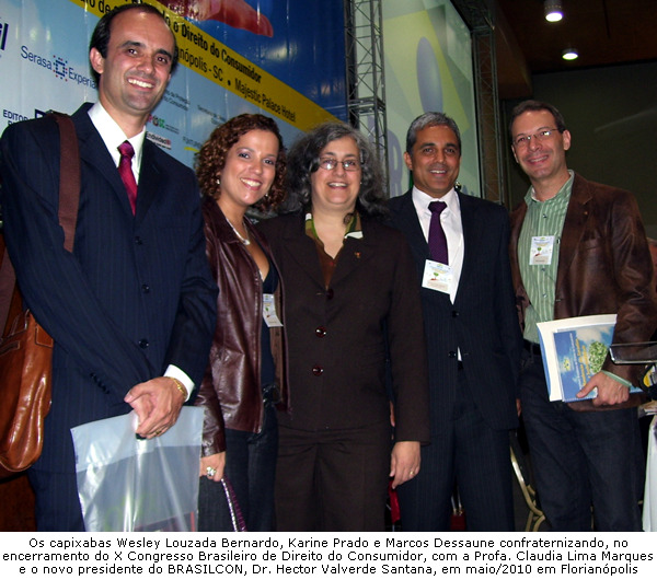 Foto de Marcos Dessaune ao lado de Wesley Louzada Bernardo, Karine Prado, Claudia Lima Marques e do novo presidente do Brasilcon H�ctor Valverde Santana, no X Congresso Brasileiro de Direito do Consumidor em Florian�polis